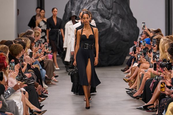 Michael Kors Collection tiene los looks atemporales y más elegantes de la primavera-verano 2025