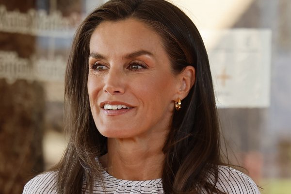 La nueva blusa de la reina Letizia, de firma española, agotadísima y una buena elección para comenzar el curso