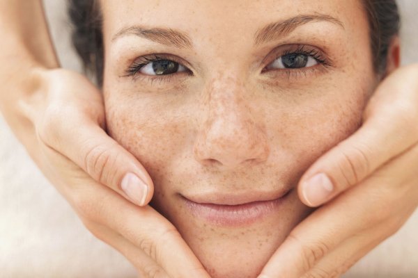 Las cremas despigmentantes favoritas de los farmacéuticos para eliminar las manchas tras el verano
