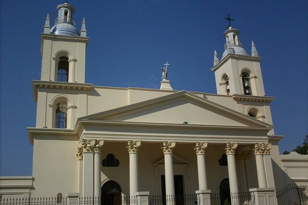 REstauran integralmente la fechada  de la Catedral de Corrientes