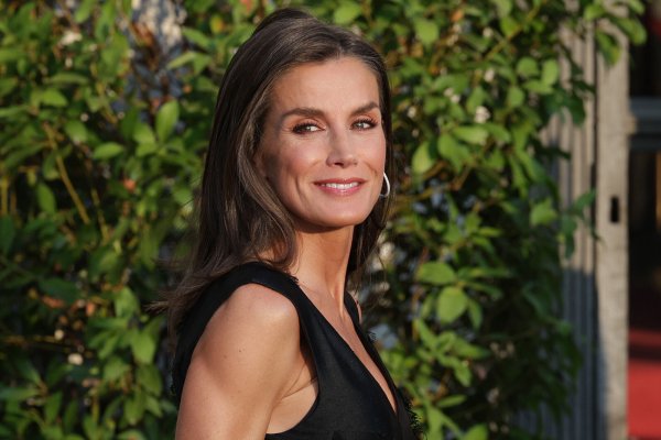 La reina Letizia triunfa en el Teatro Real con el vestido más elegante de H&M y sandalias de tacón sensato