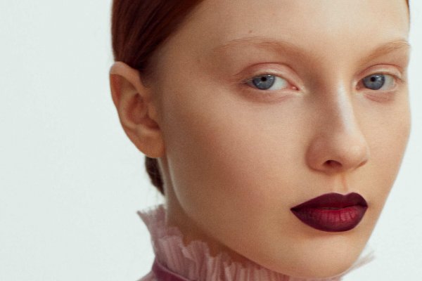 Labios vamp, miradas Tim Burton, burdeos, granate, cereza...Gótico y chic es el maquillaje tendencia del otoño