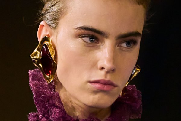 Hablemos del maquillaje y el peinado del desfile de YSL, toda una lección de belleza francesa