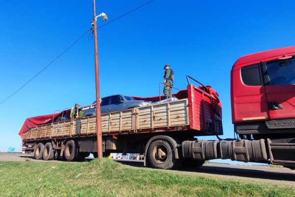 Corrientes: llevaban dos rodados que tenían pedido de secuestro por robo en el semirremolque de un camión