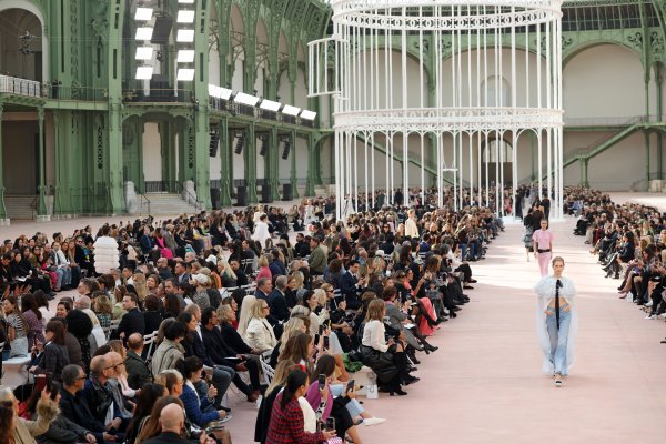 Las 5 claves del desfile de Chanel, camelias en las gafas, zapatillas con plataforma y lazos  XL