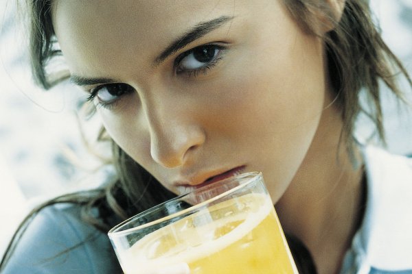 ¿Qué es el oro amarillo? La bebida cargada de antioxidantes que favorece la síntesis de colágeno y devuelve la juventud a tu piel