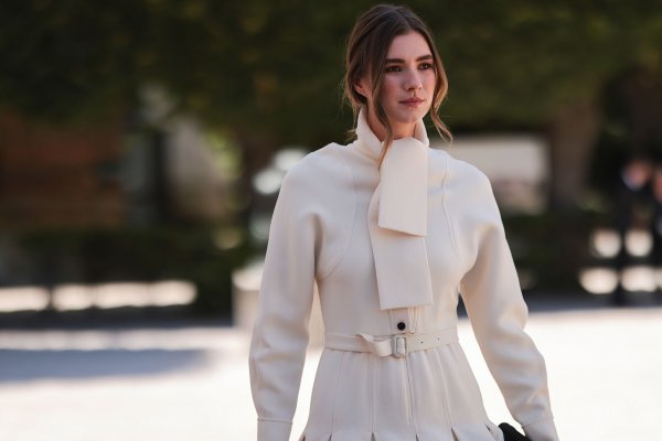 Zara se adelanta al invierno 2025 con los 5 vestidos que mejor combinan con las botas tendencia