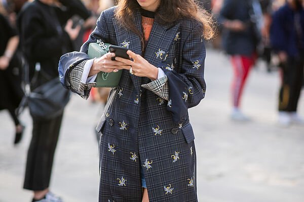 Las 7 prendas atemporales que todas las editoras de moda tenemos en el armario de otoño