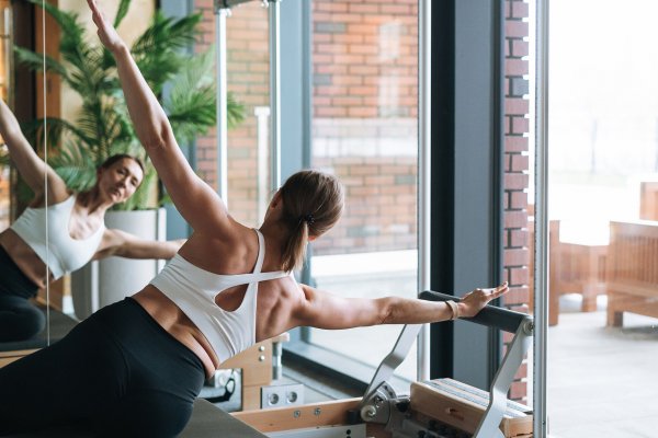 Qué es reformer, el pilates que triunfa entre las madrileñas por definir una tripa plana y fuerte y corregir la postura