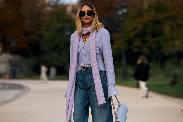 7 looks ideales con vaqueros vistos en París para salir a cenar este fin de semana
