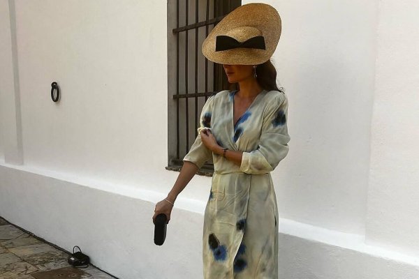 La invitada más elegante de este fin de semana lleva un vestido cruzado de una marca danesa y unos salones bicolores
