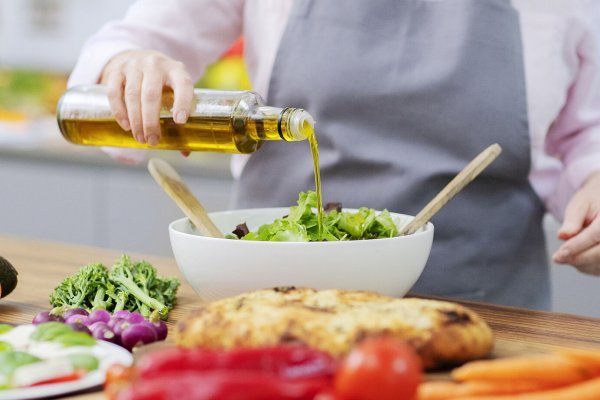 Por qué no debes renunciar al aceite de oliva según este cardiólogo español experto en longevidad