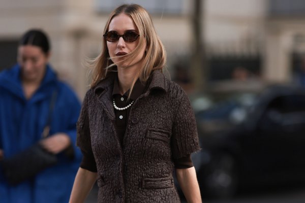 Vestir bien este otoño es tan sencillo como invertir en estos 3 vestidos midi de Zara y combinarlos así