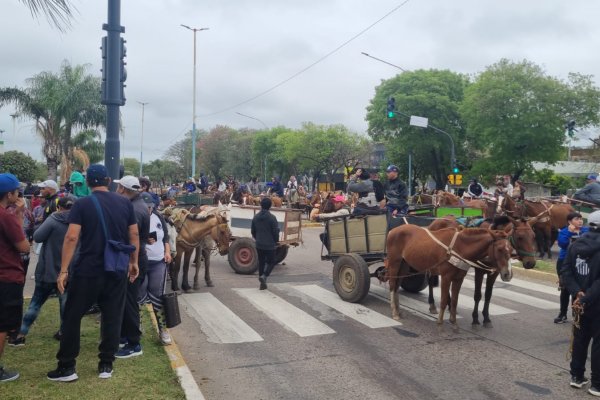 Protesta de carreros cerca del puente Belgrano: se oponen a la reconversión ordenada por el municipio