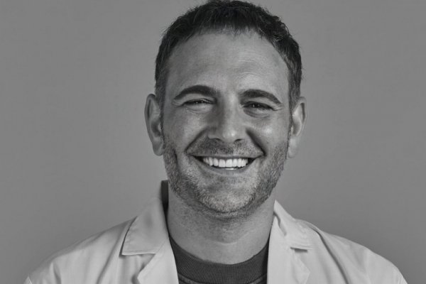 Carlos Morales, dermatólogo: 