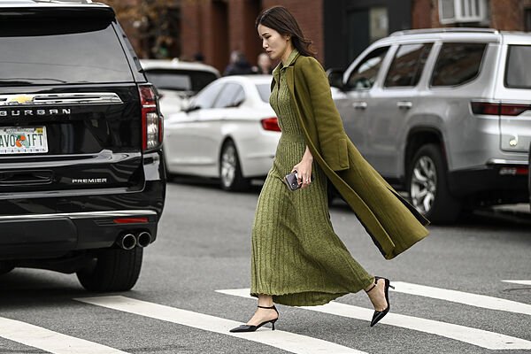 El único vestido que tu armario necesita este otoño es clásico, cómodo y favorece
