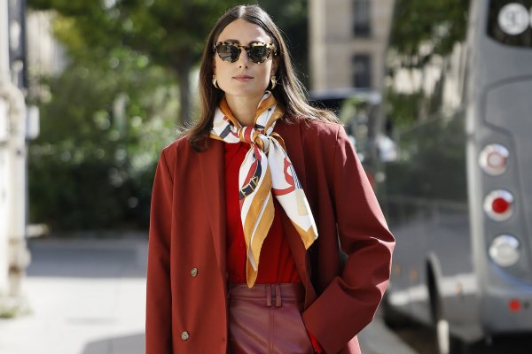 Combinar estos dos colores como lo hacen las chicas clásicas, hará  que vistas impecable siempre