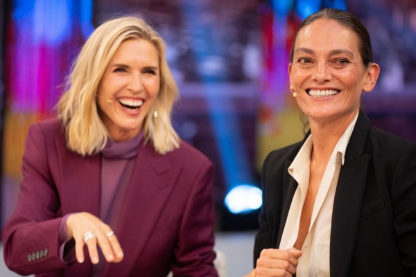 Solo Laura Ponte sabe llevar un traje negro masculino con tanto estilo y lo volvió a demostrar en El Hormiguero