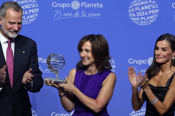 Paloma Sánchez-Garnica recibe el Premio Planeta 2024 de manos de los Reyes y se lleva un millón de euros con la novela 