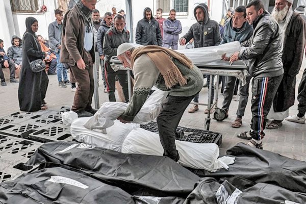 Mueren al menos 20 palestinos en ataques israelíes contra dos escuelas que albergan refugiados