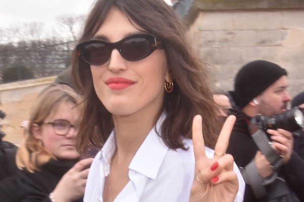 Jeanne Damas lleva la manicura con las uñas demure más elegantes del otoño