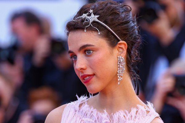 Margaret Qualley será tu mejor inspiración si quieres un peinado de invitada por el que todos te pregunten