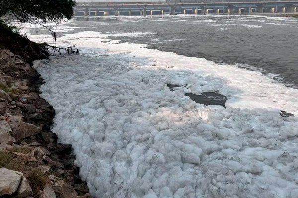 Espuma tóxica cubre el sagrado Yamuna en India, el río más contaminado del mundo