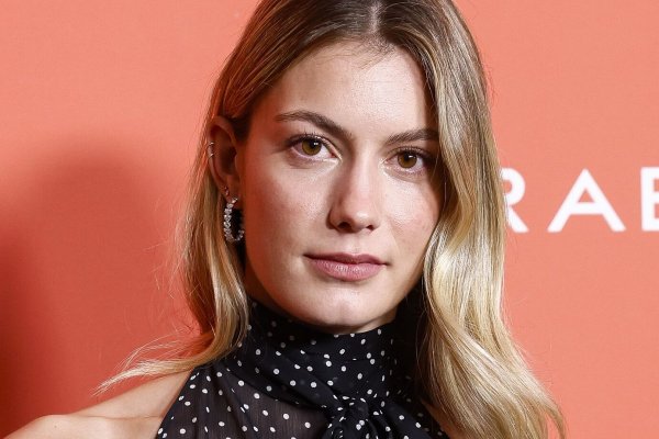 La invitada más elegante ayer llevó el vestido con el escote más favorecedor y el estampado infalible