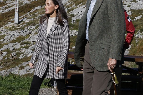 Así sustituye el uniforme de la campiña inglesa al minimalismo noventas durante la visita de la familia real al Pueblo Ejemplar de Arturias 2024