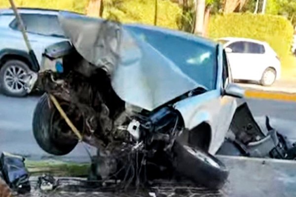 Violento siniestro vial: chocó contra un poste de luz y el motor salió volando