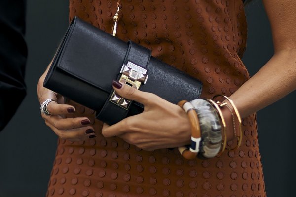 Ciruela italiana, el color de uñas tendencia para tu manicura que alarga los dedos