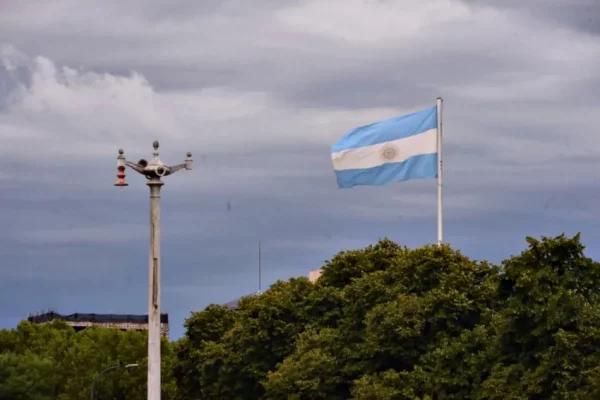 Lunes caluroso con probabilidad de tormentas aisladas