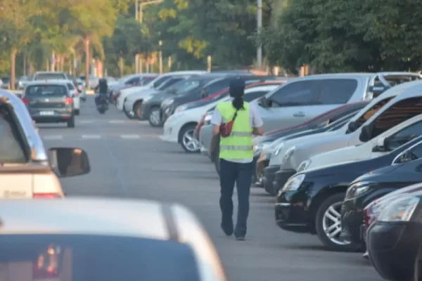 Trapitos exigen $3.000 para cuidar automóviles en la costanera sur