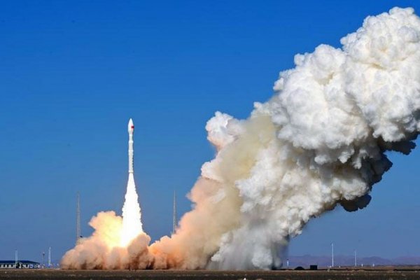 China lanza cohete portador con 15 satélites y así ingresa al mercado espacial comercial internacional