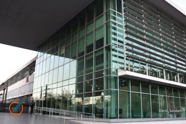 Un joven está en grave estado tras ser baleado cuando caminaba con su novia