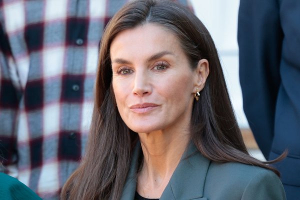 El guiño de la reina Letizia, lleva unos  pendientes de esta firma valenciana arrasada por la DANA