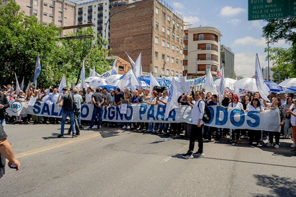 Estatales y empleados cordobeses de la salud realizan un contundente paro bajo la promesa de un “cordobazo”