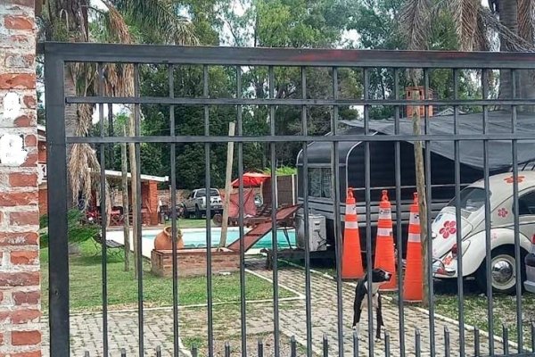 Limpiaba la pileta con la tobillera electrónica y murió electrocutado