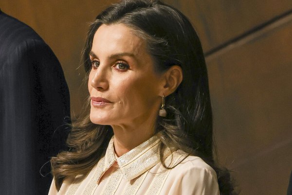 La reina Letizia es la más elegante en la ópera con este precioso look de fiesta y zapatos de tacón bajo