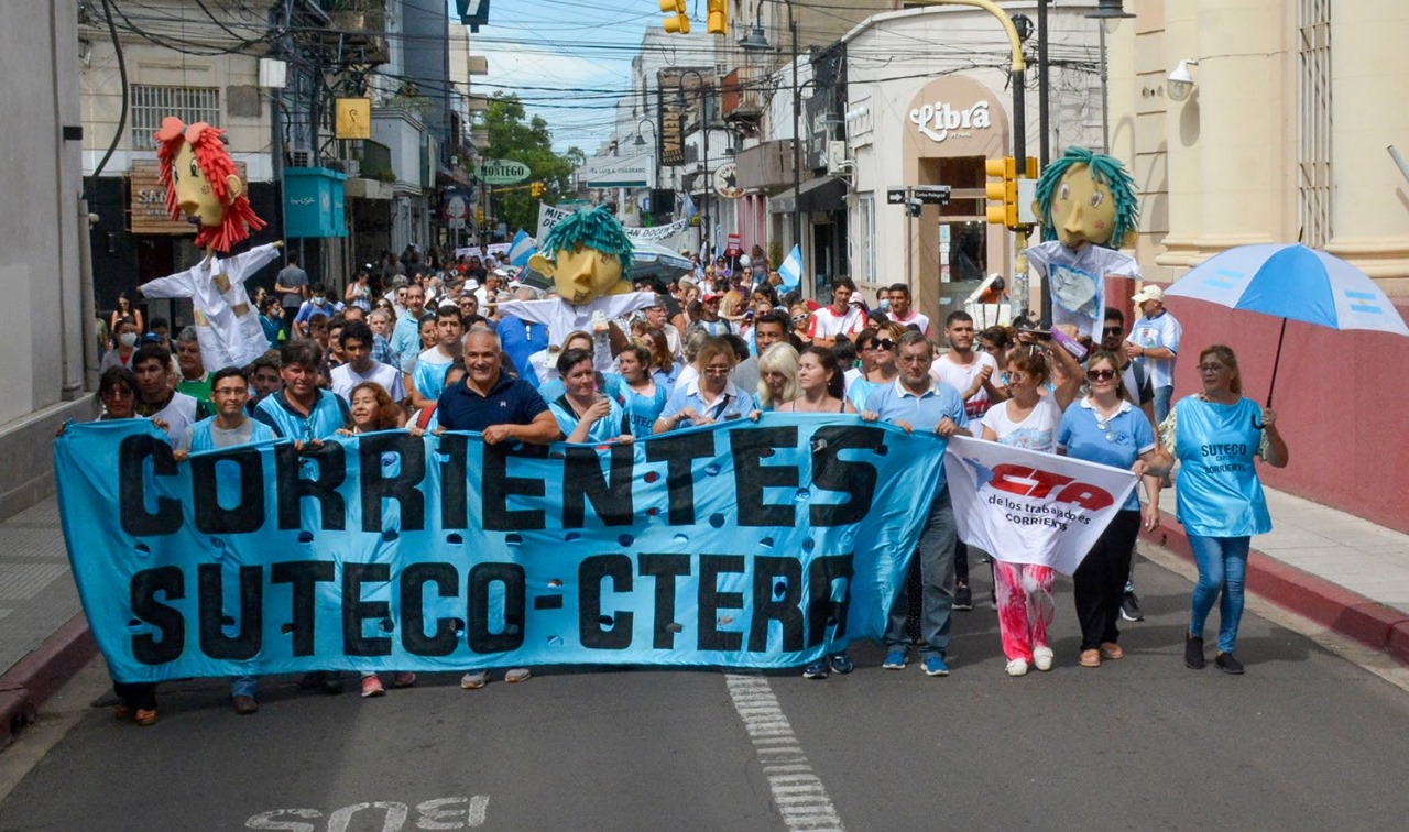 Docentes de Corrientes exigen que el aguinaldo sea la mitad del salario