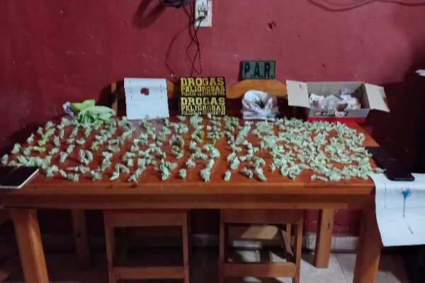 DROGAS! En Corrientes desarticulan un kiosco con más de 300 bochas de marihuana