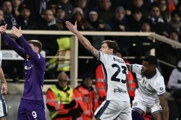Conmoción en Italia: Se desplomó un jugador en el medio de Fiorentina-Inter