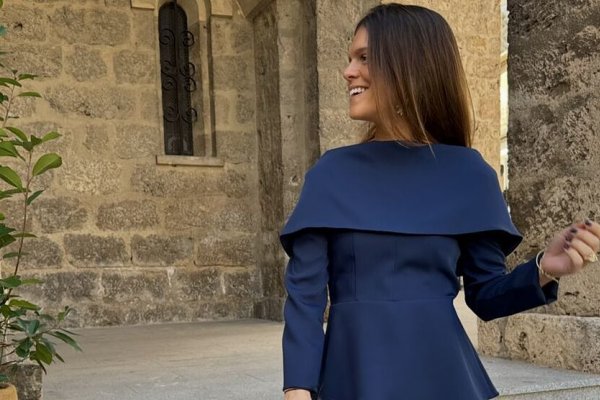 La invitada más elegante del fin de semana no lleva un vestido midi si no un elegante conjunto de pantalón y top