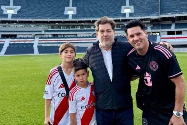 Thiago Messi posó con la camiseta de River