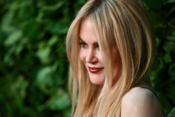 Nicole Kidman con un vestido vintage de Dolce & Gabbana que nos suena mucho a las fans de Sexo en Nueva York