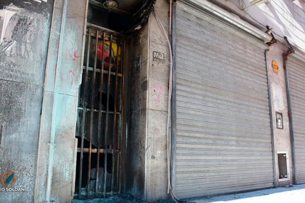 Pleno centro: tiraron una molotov en la puerta de la Secretaría de Niñez