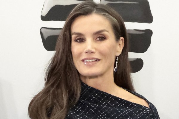La reina Letizia demuestra con su nuevo vestido que existe un color más elegante que el negro