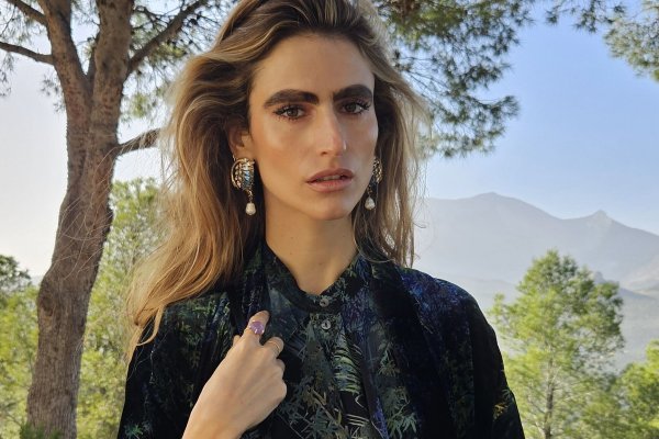 Alejandra Domínguez es la invitada de invierno con pantalón más elegante de la temporada
