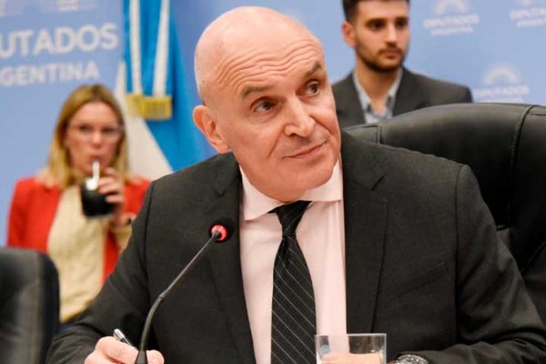 Espert propone «cambiar la ley inmigratoria, porque se agrava la situación estructural de pobreza»