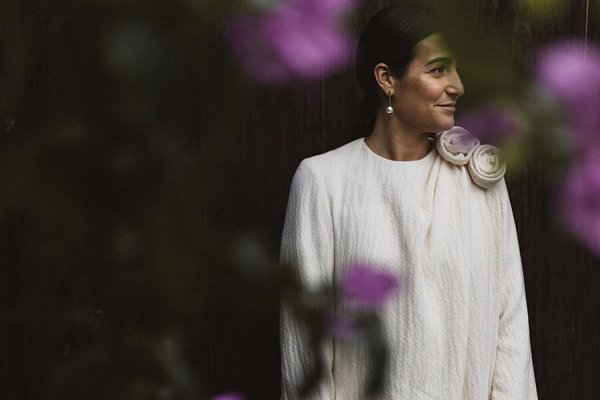 La novia minimalista que se casó con un abrigo inspirado en Dries van Noten